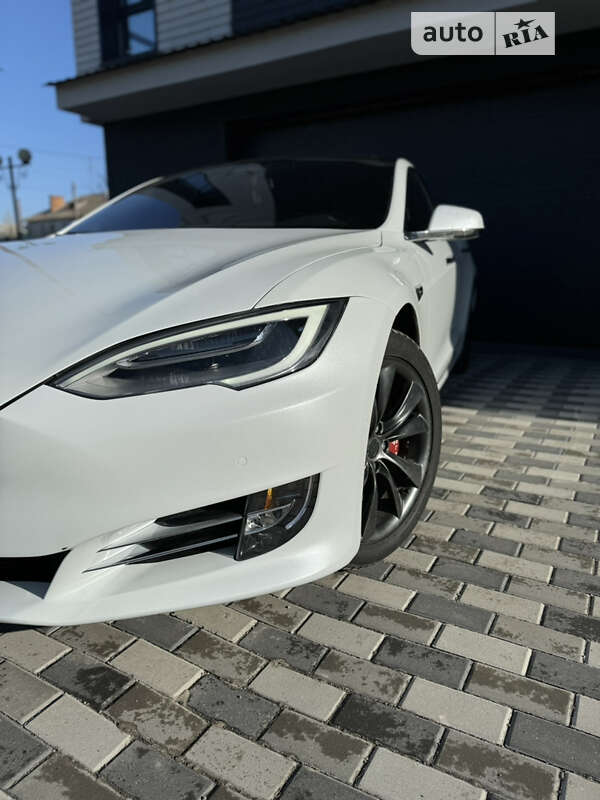 Tesla Model s (2017)