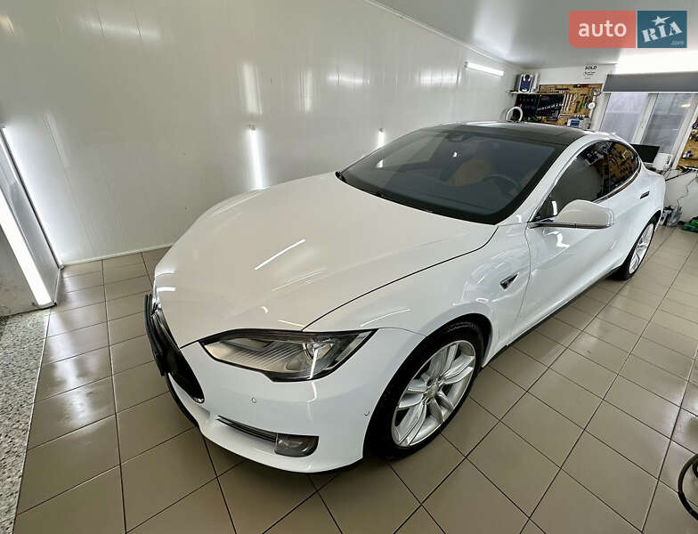 Tesla Model s (2015)