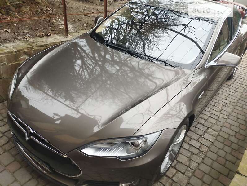 Tesla Model s (2015)