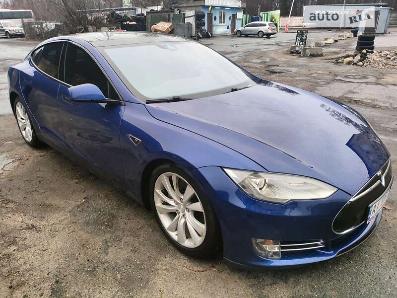 Tesla Model s (2015)