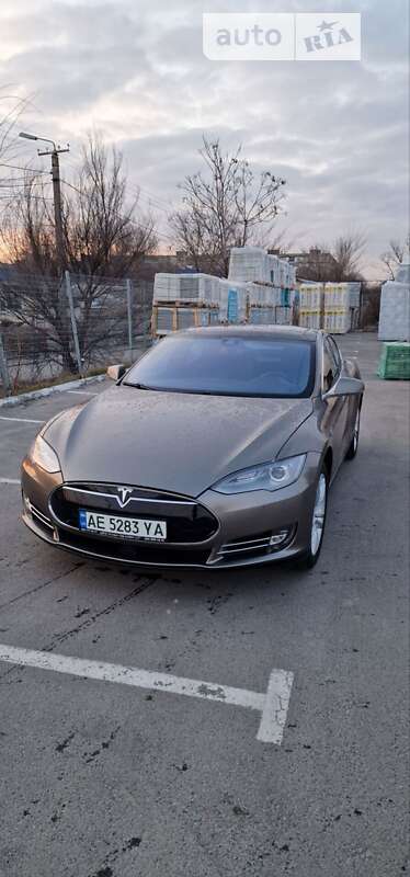 Tesla Model s (2015)