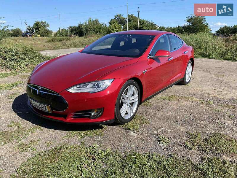 Tesla Model s (2015)
