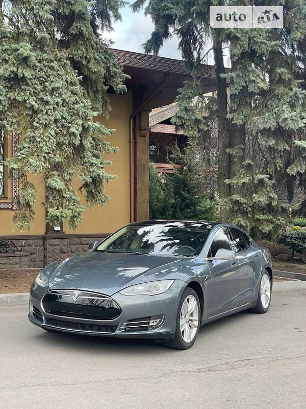 Tesla Model s (2013)