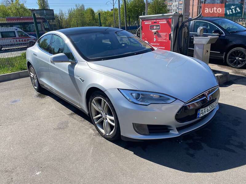 Tesla Model s (2014)