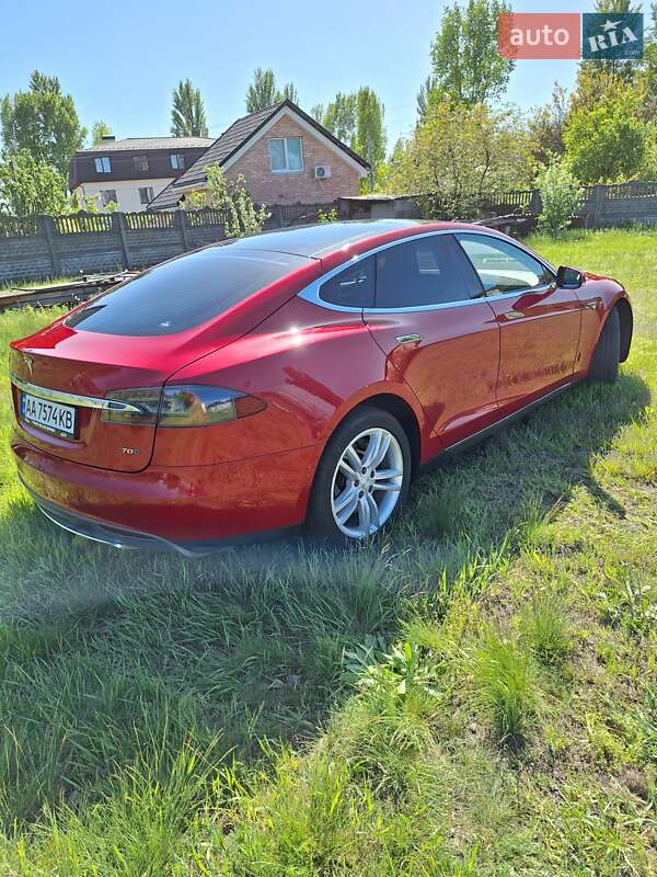 Tesla Model s (2015)