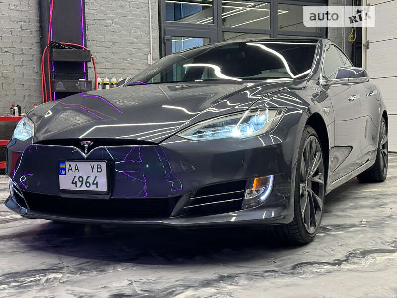 Tesla Model s (2019)
