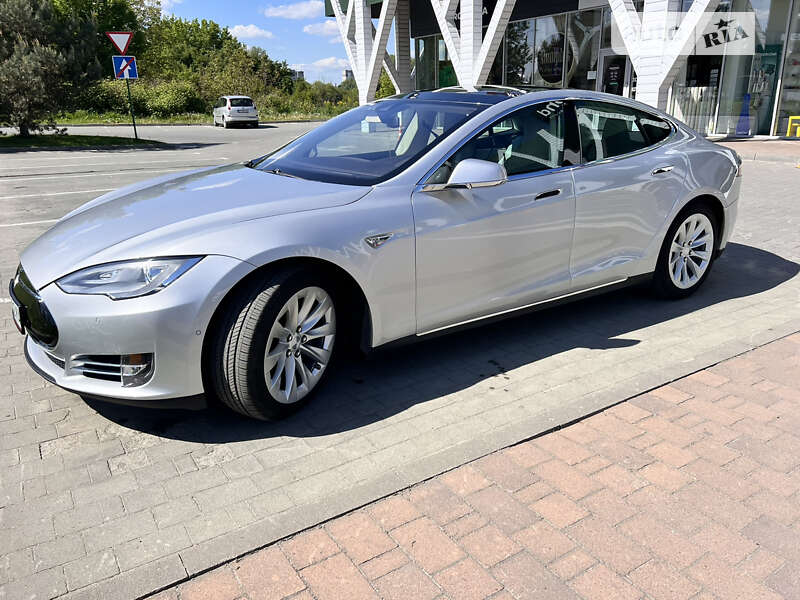 Tesla Model s (2015)
