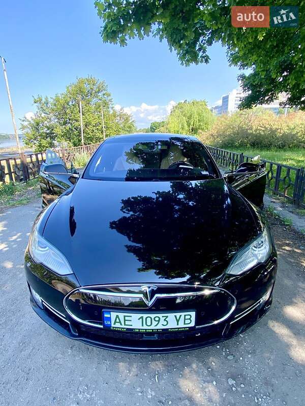Tesla Model s (2015)
