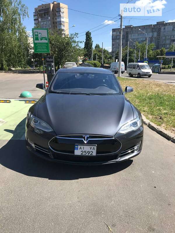 Tesla Model s (2015)