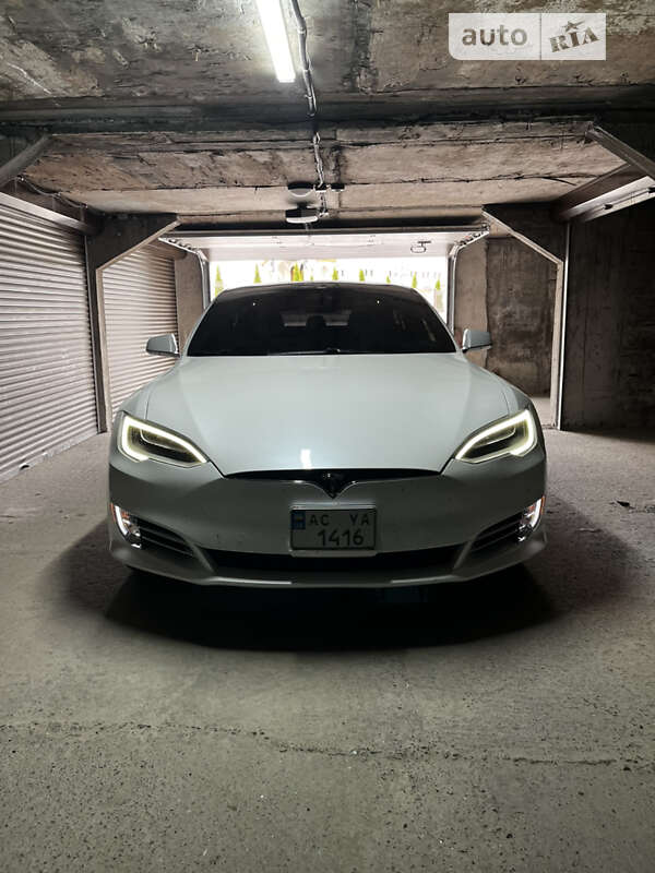 Tesla Model s (2019)
