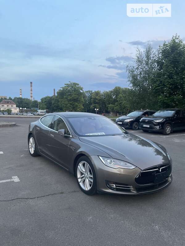 Tesla Model s (2015)