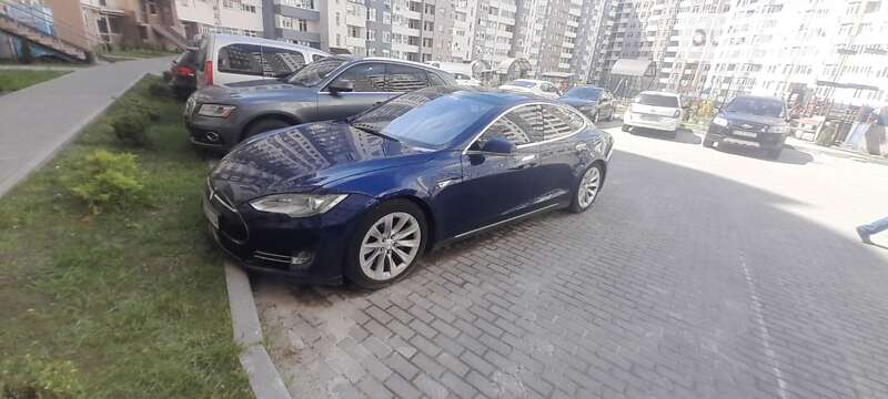 Tesla Model s (2015)