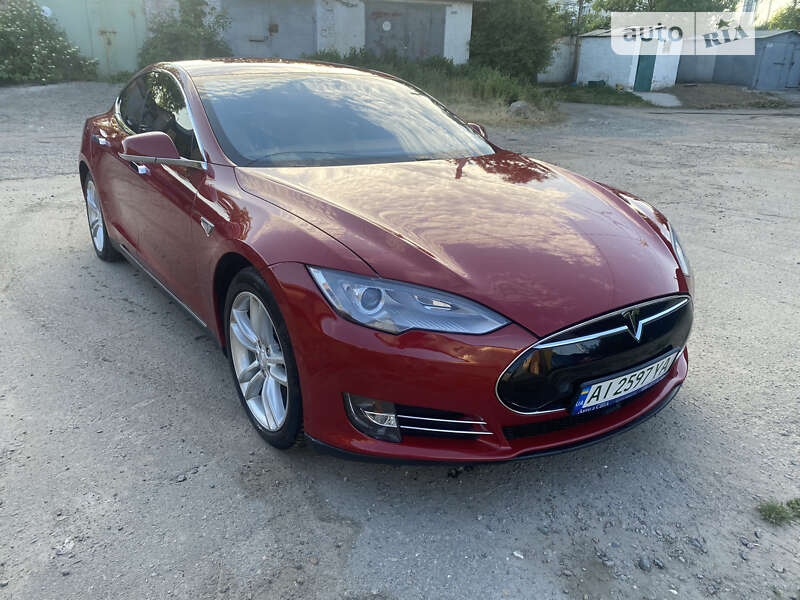 Tesla Model s (2015)