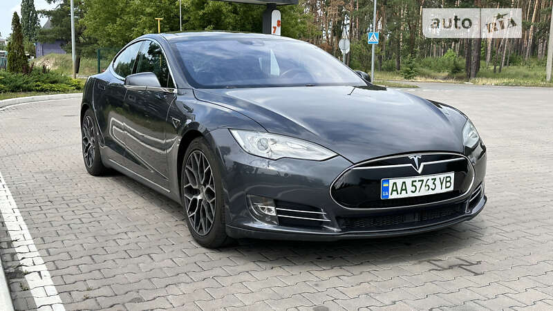 Tesla Model s (2015)