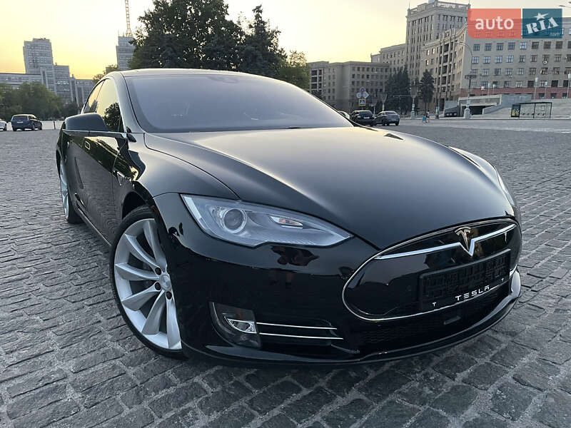 Tesla Model s (2015)