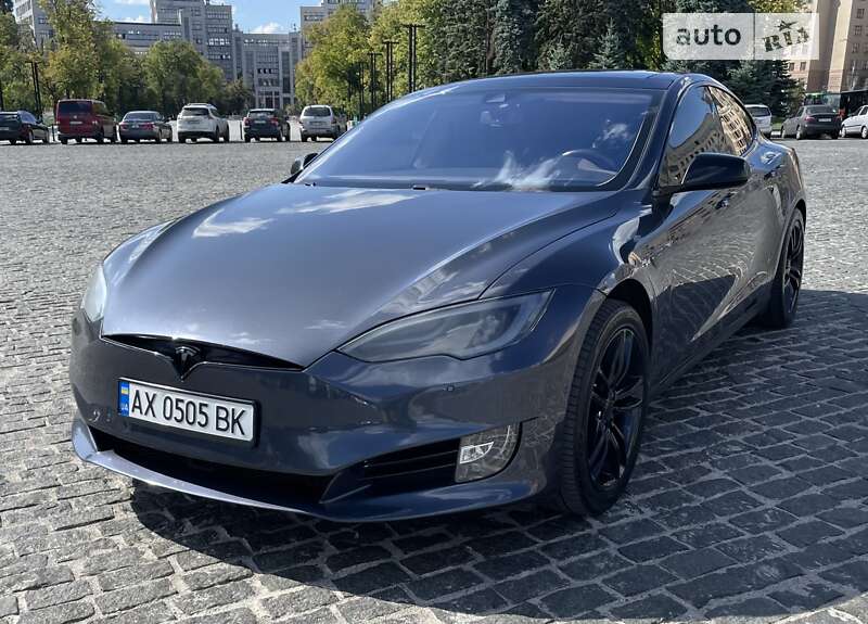 Tesla Model s (2015)