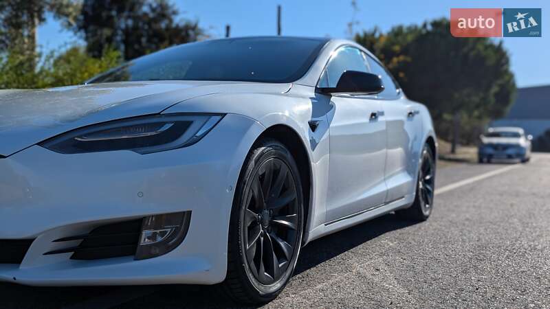 Tesla Model s (2019)