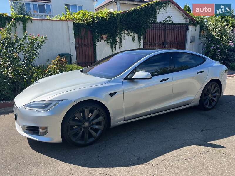 Tesla Model s (2017)