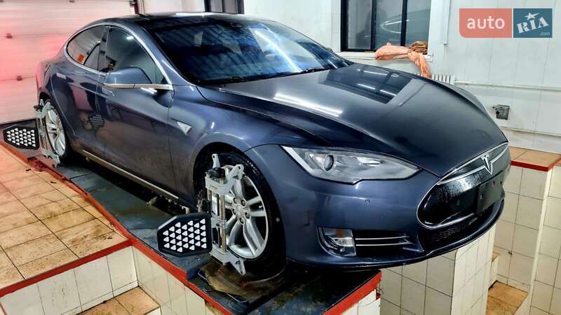Tesla Model s (2015)