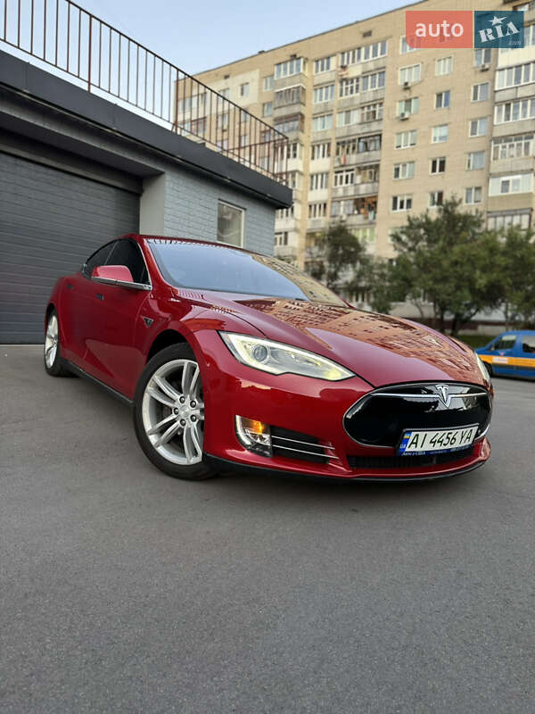 Tesla Model s (2015)