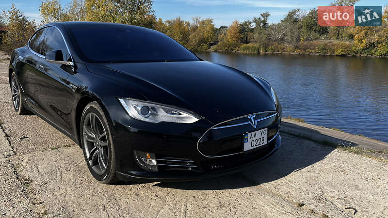 Tesla Model s (2015)