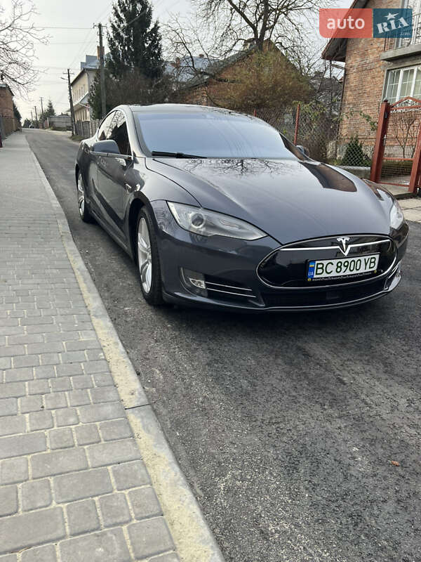 Tesla Model s (2015)