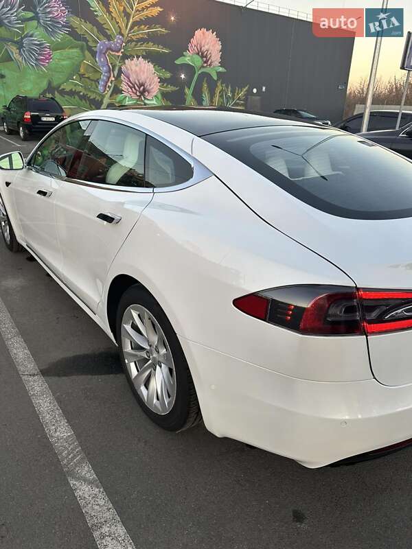 Tesla Model s (2019)