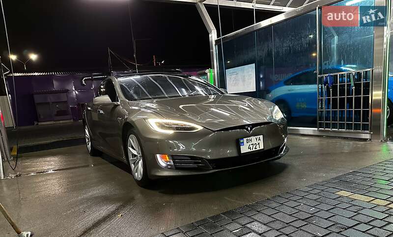 Tesla Model s (2016)