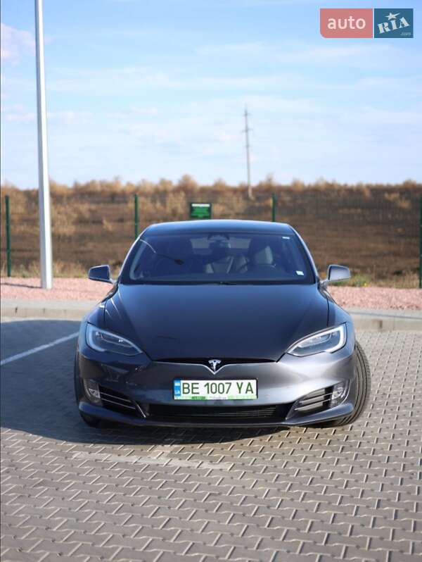 Tesla Model s (2018)