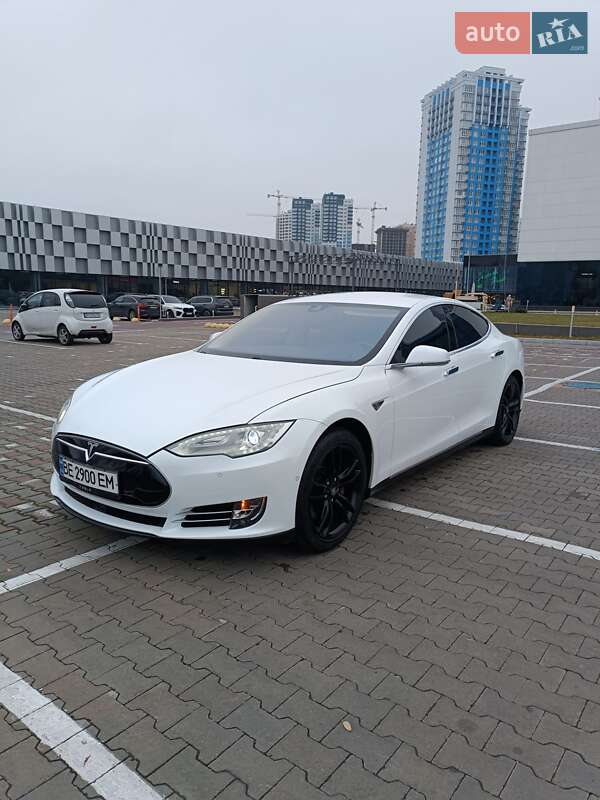 Tesla Model s (2015)