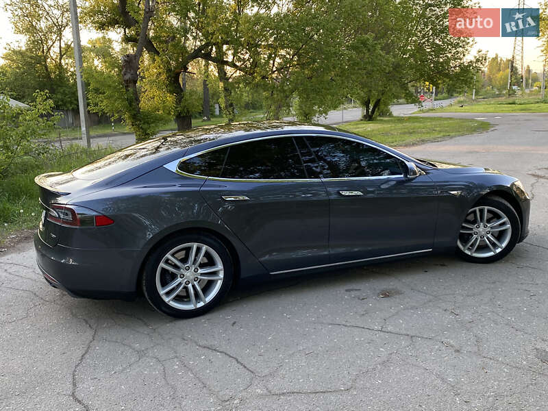 Tesla Model s (2015)