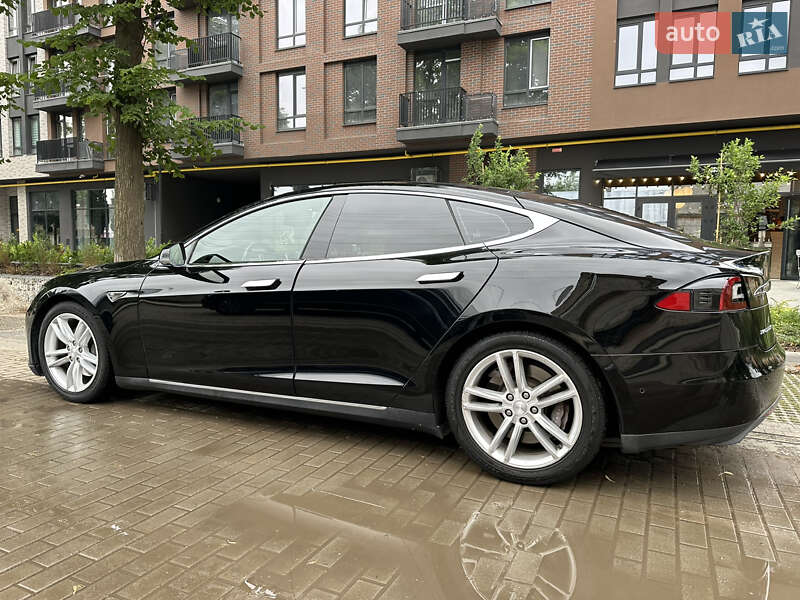 Tesla Model s (2015)