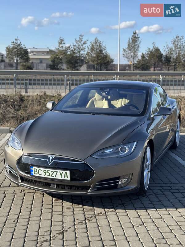 Tesla Model s (2015)