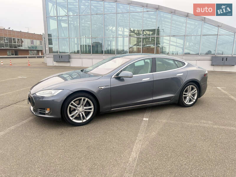 Tesla Model s (2013)