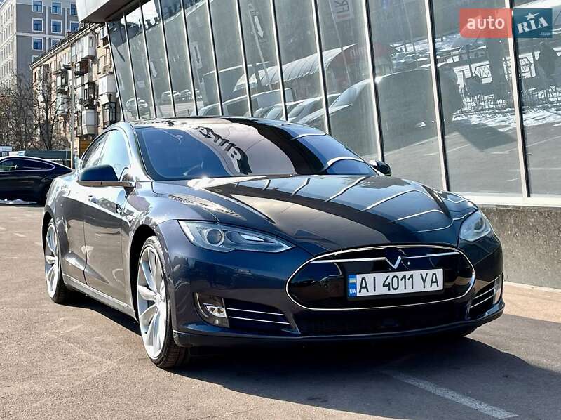 Tesla Model s (2015)