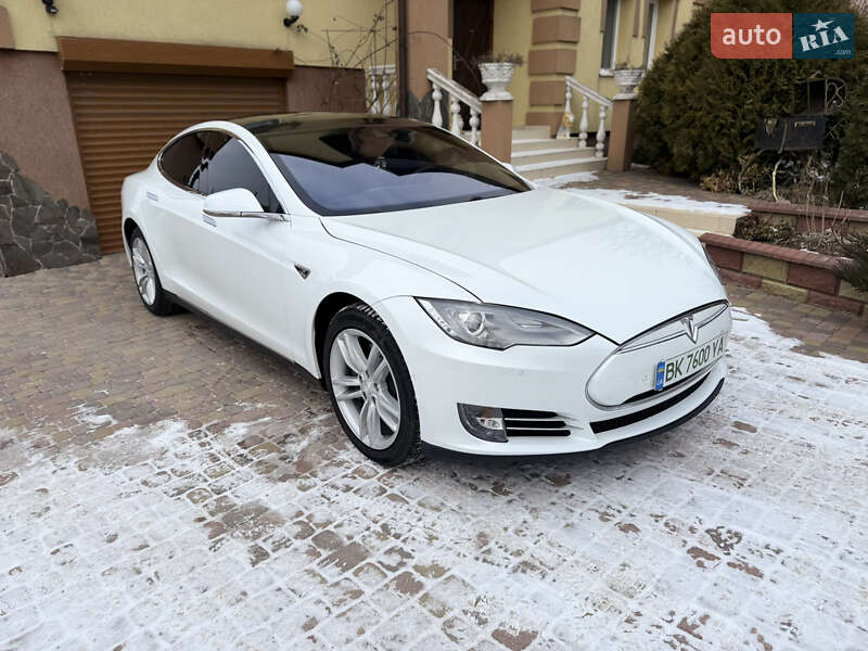 Tesla Model s (2015)