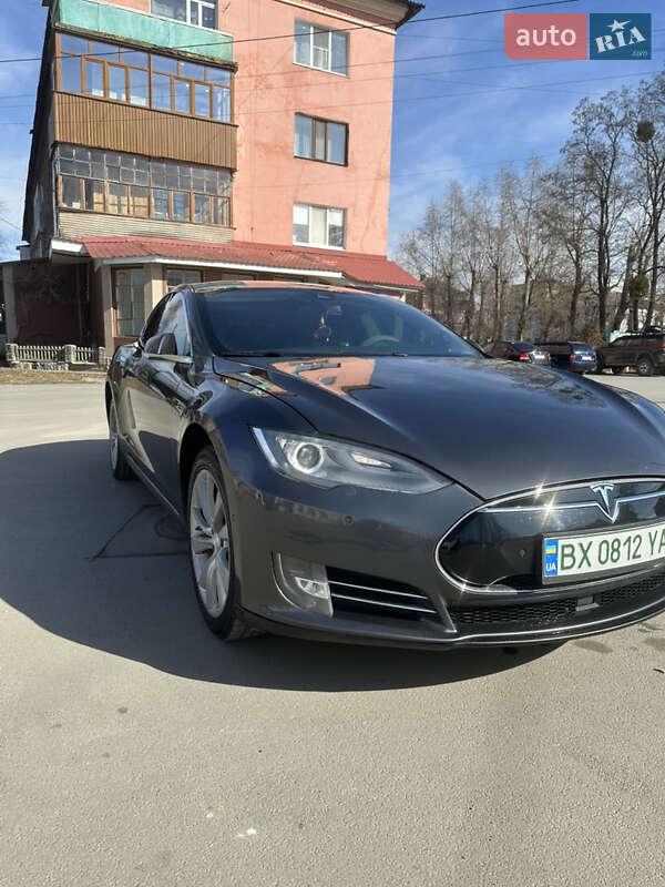 Tesla Model s (2015)