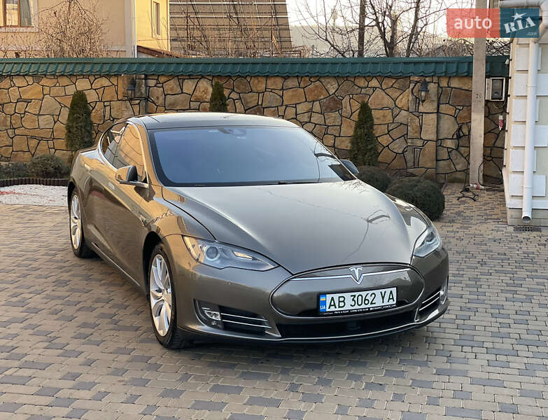 Tesla Model s (2015)