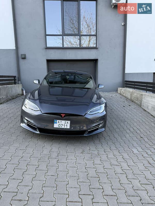 Tesla Model s (2015)