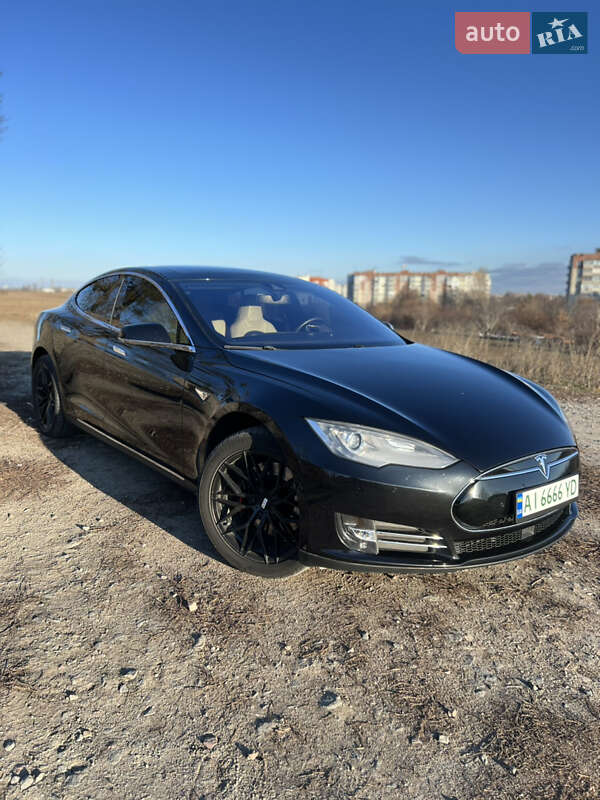 Tesla Model s (2015)