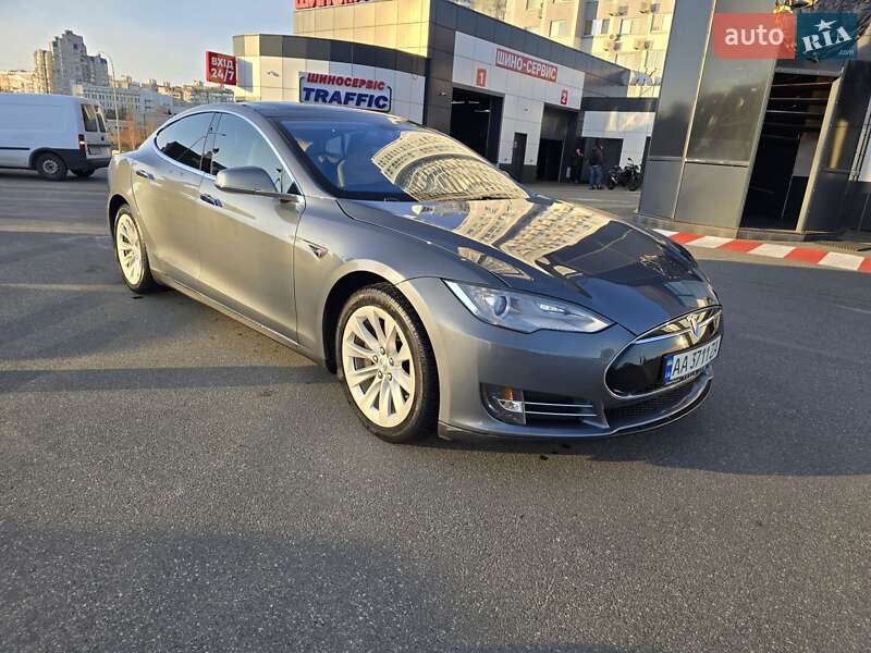 Tesla Model s (2013)
