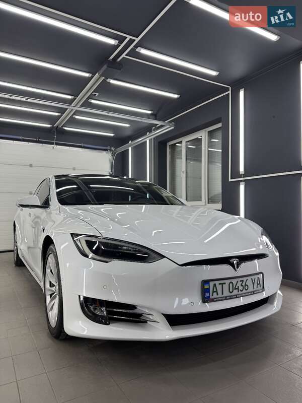Tesla Model s (2017)