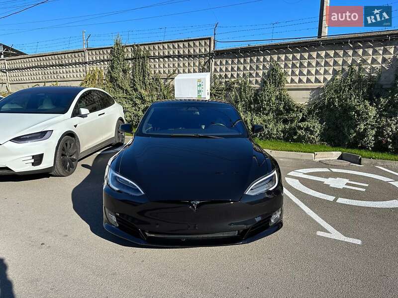 Tesla Model s (2017)