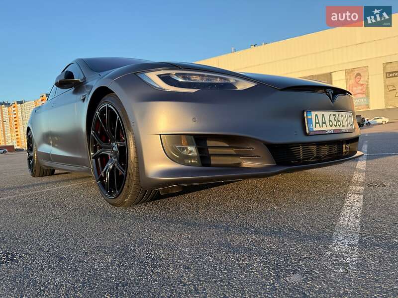 Tesla Model s (2019)