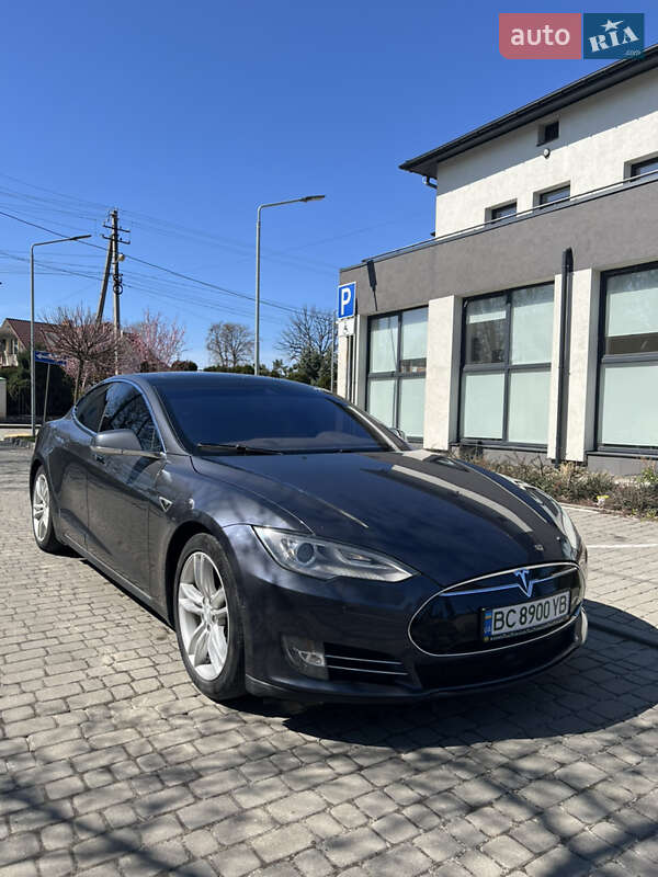 Tesla Model s (2015)