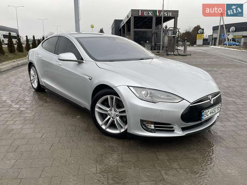 Tesla Model s (2015)