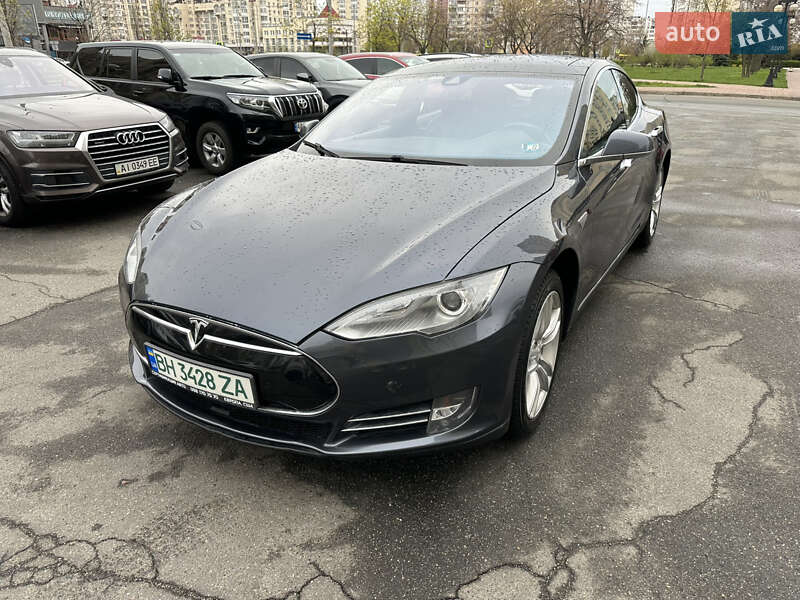 Tesla Model s (2015)