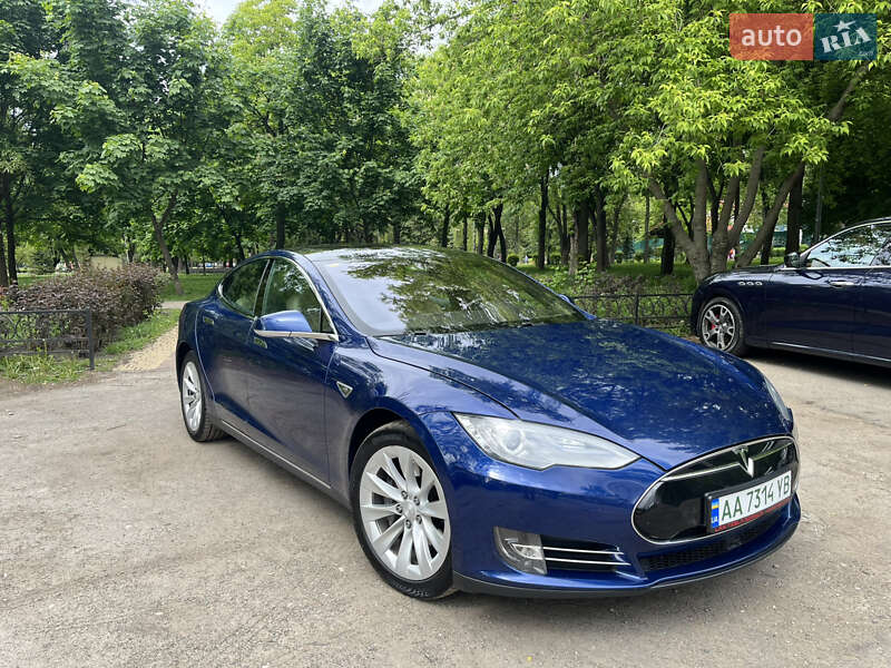 Tesla Model s (2015)