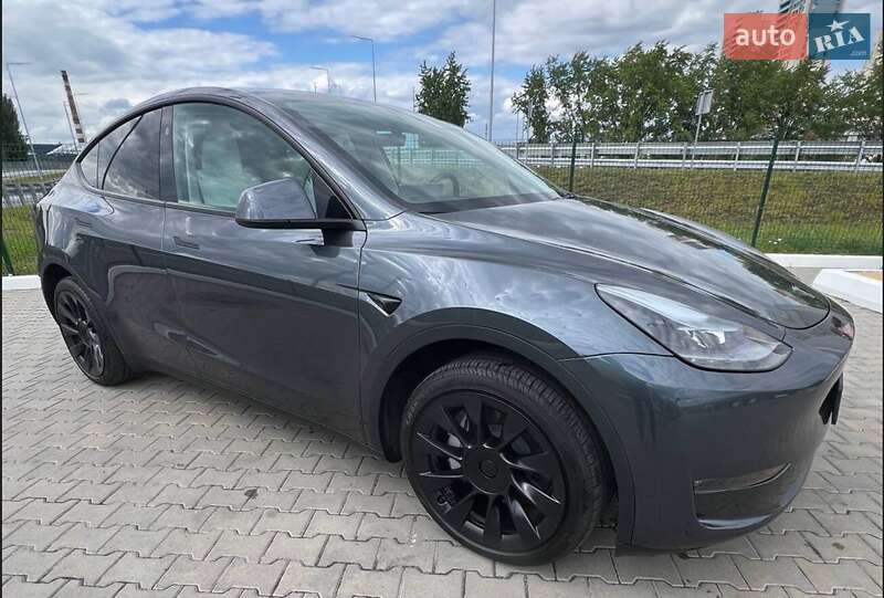 Tesla Model y (2023)