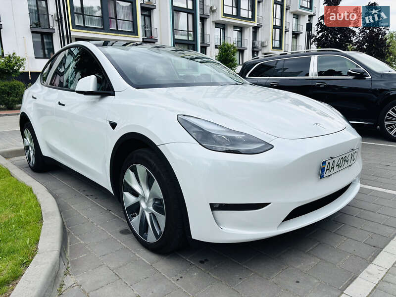 Tesla Model y (2023)